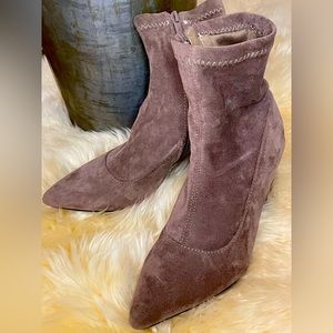 Unilody brown suede boot.